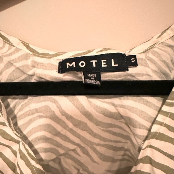 Motel Rocks Crop top in Tonal Zebra - Picture 2 of 3